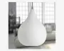 En pendellampe med en glat, mat hvid overflade og en dråbeformet glasskærm. Lampen har et stilrent, moderne design med en metalaccent øverst, hvor den er forbundet til ledningen. Overfladen er ensartet uden synlige samlinger, og det minimalistiske udtryk gør den velegnet til moderne indretninger.