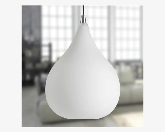 En pendellampe med en glat, mat hvid overflade og en dråbeformet glasskærm. Lampen har et stilrent, moderne design med en metalaccent øverst, hvor den er forbundet til ledningen. Overfladen er ensartet uden synlige samlinger, og det minimalistiske udtryk gør den velegnet til moderne indretninger.