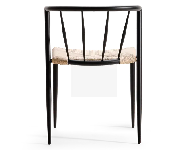 Stol med minimalistisk sort metalstel, rundet ryglæn og lodrette spindler som støtte. Sædet er flettet af lyse naturfibre, hvilket giver en tekstureret og komfortabel siddeflade. Benene er slanke og lige, hvilket giver stolen et moderne og let udtryk.
