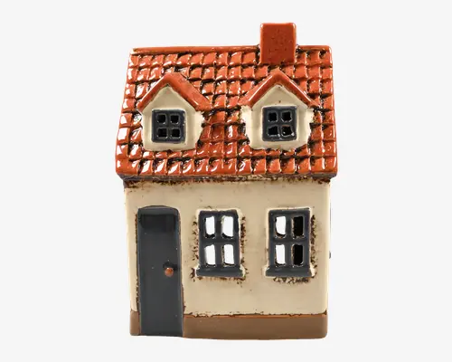 Dekorativt keramikhus med tekstureret orange tegltag og to kviste, beige facade og mørkegrå hoveddør. Huset har to firkantede vinduer i stueetagen og to mindre vinduer på taget, alle med sorte rammer. Overfladen har et let rustikt, håndmalet udtryk.