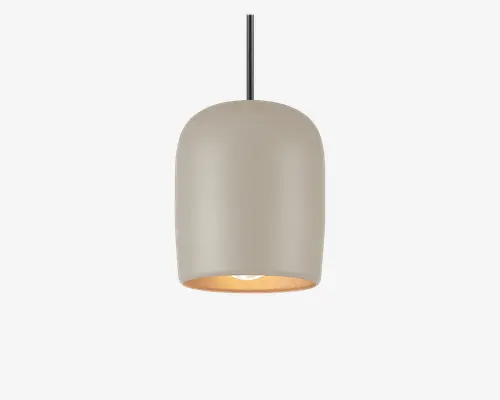 Loftlampe med en glat, mat beige cylindrisk skærm med afrundede kanter. Indersiden af skærmen har en varm, let reflekterende finish, der forbedrer lysspredningen. Lampen hænger i en slank, sort ledning, hvilket giver et minimalistisk og moderne udtryk.