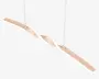 Elegant, moderne pendellampe med en lang, let snoet stang. Lampen hænger ned fra loftet i to tynde, justerbare kabler. Stangen har en glat, mat overflade i en blød beige farve og udsender jævnt lys langs hele undersiden via en diffus lysstribe. Velegnet til moderne spise- eller køkkenområder.
