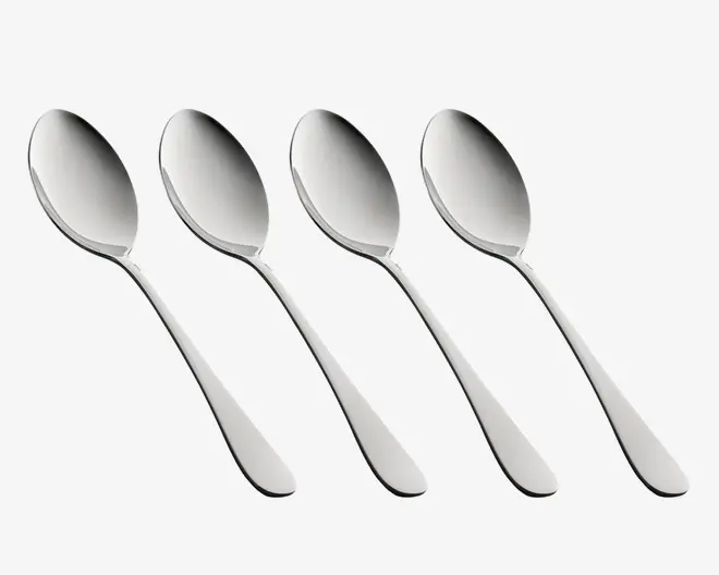 Sæt med fire identiske spiseskeer i rustfrit stål med en blank, reflekterende overflade. Hver ske har et let buet skaft og en rundet skeform, velegnet til daglig brug. Designet er enkelt og moderne med glatte kanter og uden dekorative detaljer.