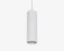 En moderne, cylindrisk pendellampe med en glat, mat hvid overflade. Lampens krop er aflang og har lodrette riller, hvilket giver et stilrent og nutidigt udtryk. Lyskilden er forsænket inde i cylinderen og giver et fokuseret, nedadrettet lys. Lampen hænger i en matchende hvid ledning.