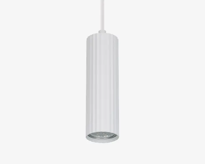 En moderne, cylindrisk pendellampe med en glat, mat hvid overflade. Lampens krop er aflang og har lodrette riller, hvilket giver et stilrent og nutidigt udtryk. Lyskilden er forsænket inde i cylinderen og giver et fokuseret, nedadrettet lys. Lampen hænger i en matchende hvid ledning.