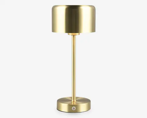 Elegant, moderne lampe med børstet guldfinish. Lampen har en cylindrisk fod, en lige central stang og en bred, tromleformet lampeskærm. Der er en touch-knap på basen for nem betjening. Det minimalistiske design og den metalliske glans giver lampen et stilrent og eksklusivt udtryk.