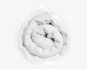 En sammenrullet, luftig hvid dyne med en glat, quiltet overflade. Stoffet ser blødt og behageligt ud, og dynen virker tyk og velisoleret, ideel til varme og komfort.