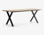 Rektangulært bord med en lys træbordplade og sorte metalben i X-form. Bordpladen har en glat, naturlig overflade med let afrundede kanter. De solide metalben giver et moderne, industrielt udtryk og er placeret for enderne for stabilitet.