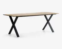 Rektangulært bord med en lys træbordplade og sorte metalben i X-form. Bordpladen har en glat, naturlig overflade med let afrundede kanter. De solide metalben giver et moderne, industrielt udtryk og er placeret for enderne for stabilitet.