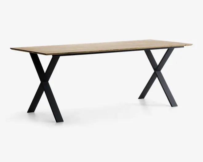Rektangulært bord med en lys træbordplade og sorte metalben i X-form. Bordpladen har en glat, naturlig overflade med let afrundede kanter. De solide metalben giver et moderne, industrielt udtryk og er placeret for enderne for stabilitet.