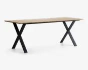 Rektangulært bord med en lys træbordplade og sorte metalben i X-form. Bordpladen har en glat, naturlig overflade med let afrundede kanter. De solide metalben giver et moderne, industrielt udtryk og er placeret for enderne for stabilitet.