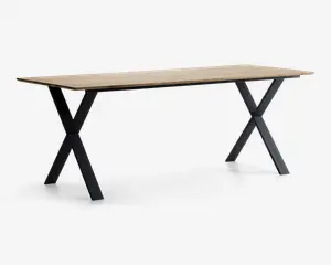 Rektangulært bord med en lys træbordplade og sorte metalben i X-form. Bordpladen har en glat, naturlig overflade med let afrundede kanter. De solide metalben giver et moderne, industrielt udtryk og er placeret for enderne for stabilitet.