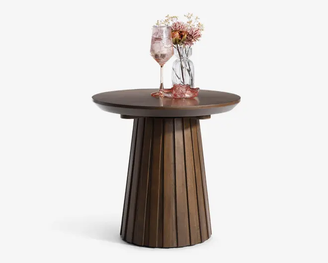 Rund sidebord med en glat, mørk træbordplade og en konisk base med lodrette riller. Bordet har et moderne og elegant design og vises med dekorative genstande, herunder en glasvase med blomster, et vinglas og en lille skål på toppen.