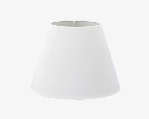 En hvid, kegleformet lampeskærm med glat stofstruktur. Skærmen har en bred åbning i bunden og en smallere åbning i toppen, designet til at passe på en standard lampesokkel. Det enkle og minimalistiske design gør den velegnet til forskellige indretninger.