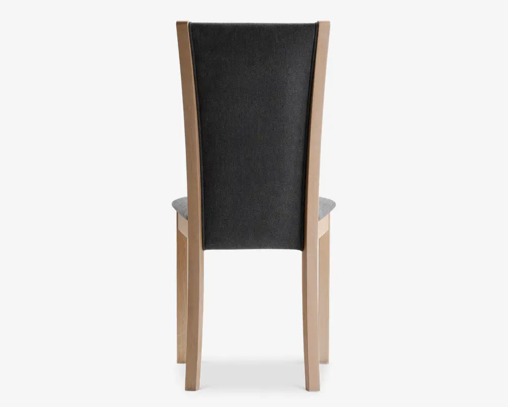 Stol med høj, let buet ryg, der er polstret med sort stof. Stellet og benene er lavet af lyst træ, hvor trærammen omkranser ryglænet og fortsætter ned for at danne benene. Designet er moderne og minimalistisk med rene linjer og et solidt udtryk.