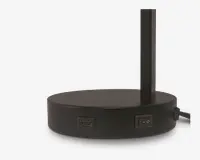 Nærbillede af en rund, mat sort base med en lodret stang. Basen har en USB-C-port og en tænd/sluk-knap på siden samt en strømkabel, der går ud bagpå. Designet er moderne og minimalistisk.