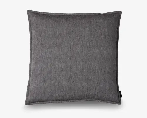 Firkantet pude med mørkegråt, tekstureret stofbetræk. Kanterne er pænt syet, hvilket giver et rent og elegant udseende. Puden ser velpolstret ud og fremstår fyldig og komfortabel. Stoffet har et diskret meleret mønster, som tilføjer visuel interesse, samtidig med at stilen forbliver minimalistisk.