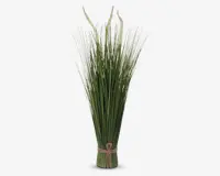 Et bundt lange, slanke græsagtige grønne stilke bundet sammen nederst med en naturfarvet snor. Stilkenes toppe spreder sig udad og har små, fine hvide detaljer, der ligner små blomster eller frø. Udtrykket er naturligt og minimalistisk, velegnet til dekorative arrangementer.