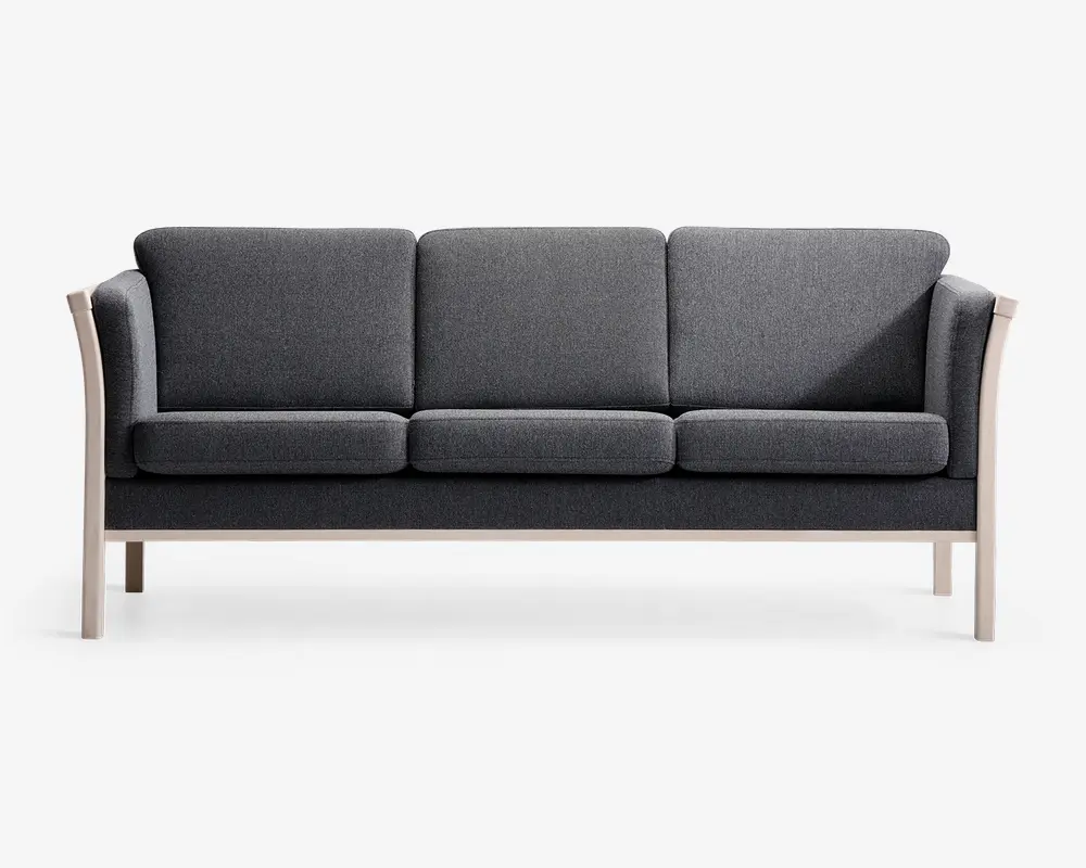 Mod embedded tre-personers sofa med mørkegr exc stofpolstring, der har tre separate sæde- og ryghynder for ekstra komfort. Sofaen har et minimalistisk design med lyse træarmlæn og ben, hvilket skaber en stilfuld kontrast til det mørke stof. Armlænene er let buede, trial sofaen fremstår elegant og moderne.