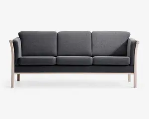 Mod embedded tre-personers sofa med mørkegr exc stofpolstring, der har tre separate sæde- og ryghynder for ekstra komfort. Sofaen har et minimalistisk design med lyse træarmlæn og ben, hvilket skaber en stilfuld kontrast til det mørke stof. Armlænene er let buede, trial sofaen fremstår elegant og moderne.