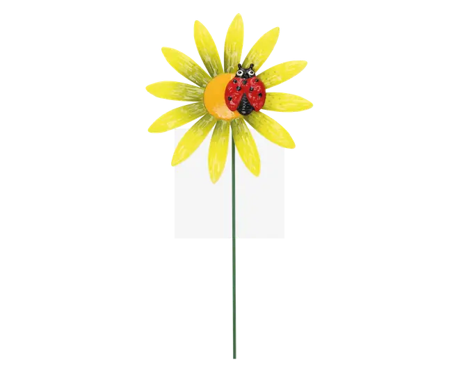 Dekorativ havelænge med en lys gul blomst, der har teksturerede kronblade og en blank overflade. Blomstens midte er rund og orange, og prydet med en detaljeret rød og sort mariehønefigur. Stangen er slank og lavet af metal, hvilket gør den nem at placere i jorden.