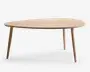 Ovalt bord med en glat, lys træfinish. Bordpladen har en tynd profil og understøttes af fire let skråtstillede, runde træben, hvilket giver et minimalistisk og moderne udtryk.