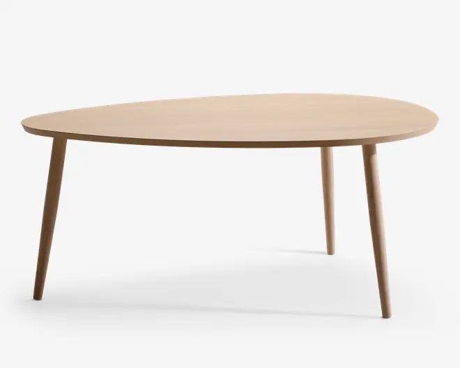 Ovalt bord med en glat, lys træfinish. Bordpladen har en tynd profil og understøttes af fire let skråtstillede, runde træben, hvilket giver et minimalistisk og moderne udtryk.