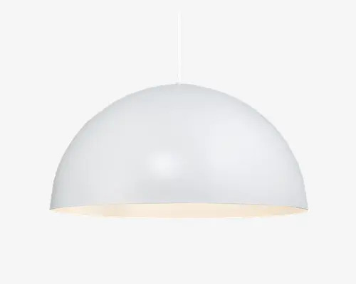 Minimalistisk pendellampe med kuppelformet design og glat, mat hvid finish. Lampen har en ren, sømløs overflade og en enkel ophængningsledning. Indersiden er også hvid, hvilket giver en blød og jævn lysfordeling. Velegnet til moderne eller nutidige indretninger.