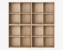 En stor reol i lyst træ med naturlig træstruktur. Reolen er opdelt i seksten lige store, rektangulære rum, arrangeret i et 4 x 4 gitter. Hvert rum har en åben front og ingen synlig bagplade, hvilket giver god plads til opbevaring eller udstilling. Kanterne er lige, og designet er minimalistisk og moderne.
