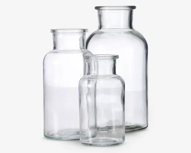Sæt med tre klare glasbeholdere i forskellige størrelser, hver med en bred cylindrisk krop og en kort, bred hals. Glassene har glatte, gennemsigtige overflader og flade bunde, hvilket gør dem velegnede til opbevaring eller dekoration. Designet er enkelt og moderne uden synlige låg eller udsmykninger.