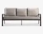 Moderne tresæders sofa med minimalistisk design, robust mørk træramme og armlæn. Sædet og ryglænet har tykke, aftagelige lysegrå hynder for komfort og nem rengøring. Benene er lige og let tilspidsede, hvilket giver en stabil base.