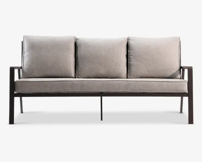 Moderne tresæders sofa med minimalistisk design, robust mørk træramme og armlæn. Sædet og ryglænet har tykke, aftagelige lysegrå hynder for komfort og nem rengøring. Benene er lige og let tilspidsede, hvilket giver en stabil base.
