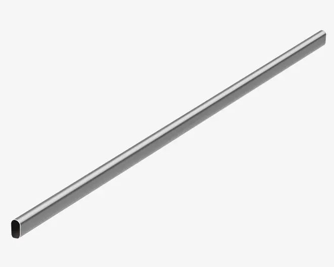 Lang, lige metalstang med en glat, poleret overflade og et ovalt tværsnit. Enderne er åbne og viser det hule indre. Overfladen er reflekterende, hvilket tyder på rustfrit stål eller krom.