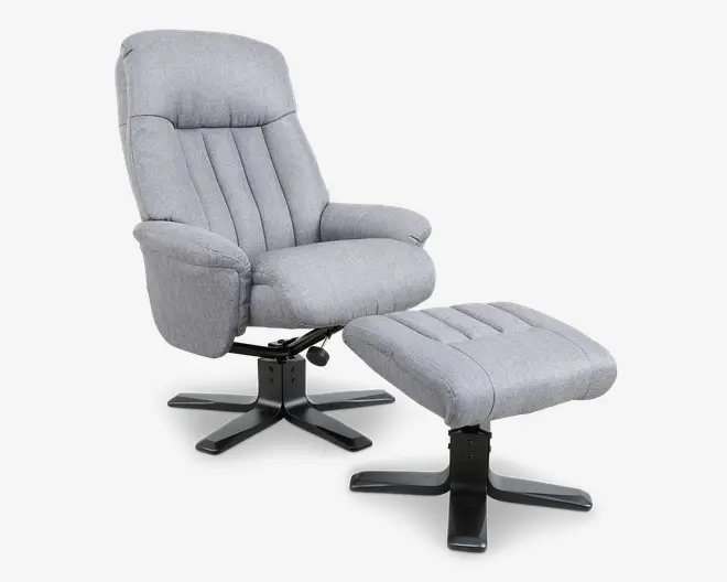 En moderne lænestol med tilhørende fodskammel, betrukket med lysegråt stof. Stolen har tykke, polstrede hynder med lodrette syninger, høj ryg og brede armlæn for ekstra komfort. Både stol og skammel har solide, sorte metalbaser med fire ben, der giver god stabilitet.