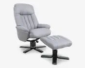 En moderne lænestol med tilhørende fodskammel, betrukket med lysegråt stof. Stolen har tykke, polstrede hynder med lodrette syninger, høj ryg og brede armlæn for ekstra komfort. Både stol og skammel har solide, sorte metalbaser med fire ben, der giver god stabilitet.
