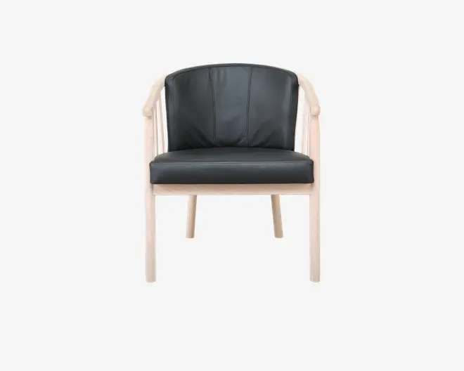 Stol med lys træramme og ben, der har en buet ryg og armlæn. Sædet og ryglænet er polstret med glat sort læder eller læderlignende materiale, hvilket giver et moderne og komfortabelt udtryk. Designet er minimalistisk og nutidigt.