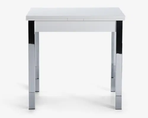 Moderne bord med en blank, hvid rektangulær bordplade og slanke, reflekterende kromben. Designet er minimalistisk med rene linjer og en solid konstruktion, hvilket gør det velegnet til moderne indretning.