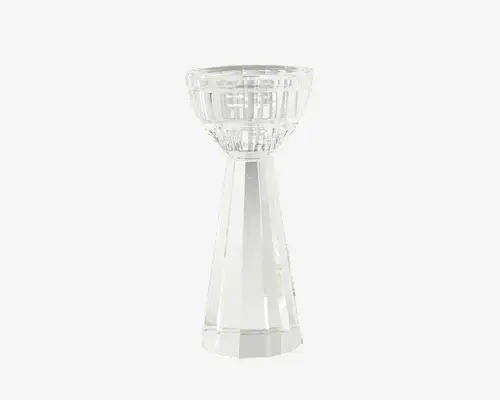 Lysestage i klart glas med facetslebet, geometrisk design. Basen er høj og tilspidset med flere flade sider, der reflekterer lyset. Toppen er skålformet med lodrette og vandrette slibninger, som giver struktur og elegance. Udtrykket er moderne og stilfuldt, velegnet til dekoration.
