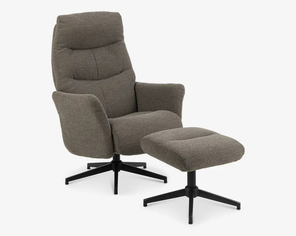 En moderne lænestol med tilhørende fodskammel, begge betrukket med gråt tekstil med struktur. Stolen har en høj, polstret ryg med diskrete syninger for ekstra komfort, let buede armlæn og en tyk siddepude. Både stol og skammel har solide sorte metalstel med fire ben, der giver god stabilitet.
