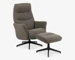 En moderne lænestol med tilhørende fodskammel, begge betrukket med gråt tekstil med struktur. Stolen har en høj, polstret ryg med diskrete syninger for ekstra komfort, let buede armlæn og en tyk siddepude. Både stol og skammel har solide sorte metalstel med fire ben, der giver god stabilitet.