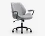 En moderne kontorstol med lysegråt, tekstureret stofbetræk og lodrette, syede linjer på sæde og ryglæn. Stolen har polstrede armlæn med samme stof, sort metalstel og en fembenet fod med hjul, der ruller let. Sædehøjden kan justeres med et håndtag under sædet.