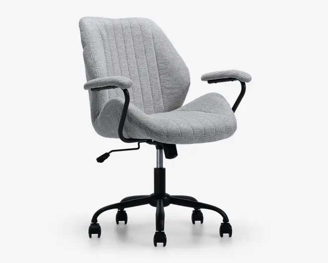 En moderne kontorstol med lysegråt, tekstureret stofbetræk og lodrette, syede linjer på sæde og ryglæn. Stolen har polstrede armlæn med samme stof, sort metalstel og en fembenet fod med hjul, der ruller let. Sædehøjden kan justeres med et håndtag under sædet.