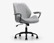 En moderne kontorstol med lysegråt, tekstureret stofbetræk og lodrette, syede linjer på sæde og ryglæn. Stolen har polstrede armlæn med samme stof, sort metalstel og en fembenet fod med hjul, der ruller let. Sædehøjden kan justeres med et håndtag under sædet.