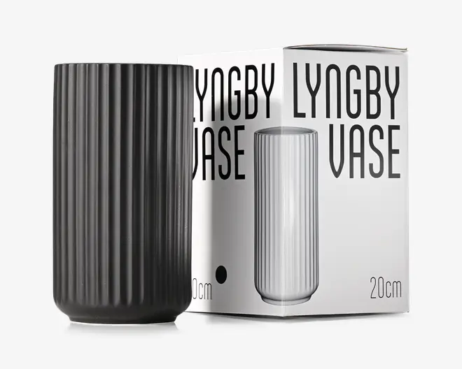 Høj cylindrisk ribbet vase i mørk antracit med blank finish, vist foran en hvid æske med teksten "Lyngby Vase" og "20 cm".