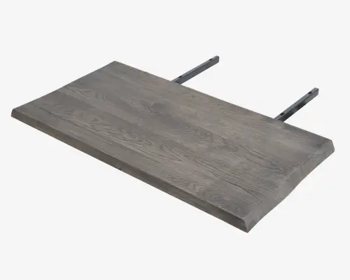 Rektangulær træhylde med mørk, patineret overflade og synlig træstruktur. Hylden har to solide metalbeslag monteret på undersiden til vægmontering, hvilket giver god støtte. Kanterne på hylden er let affasede for et glat og færdigt udseende.
