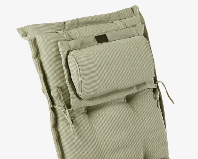 Lys beige, tekstureret hynde med rektangulær form og indbygget, justerbar hovedpude. Hynden har synlige syninger, stofsnore i siderne til fastgørelse på møbler og et blødt, polstret udseende for ekstra komfort.