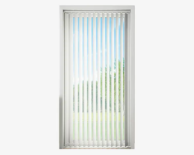 Hvide lodrette lameller hænger fra en øverste skinne, jævnt fordelt og let buede, hvilket tillader lys at trænge igennem samtidig med, at der gives privatliv. Lamellerne strækker sig fra toppen til bunden af vinduesrammen, og mekanismen ser ud til at gøre det muligt at dreje og skubbe lamellerne for justerbar lyskontrol.
