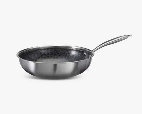 Stegepande i rustfrit stål med langt, ergonomisk håndtag og en non-stick inderside med bikubemønster. Panden har en bred, flad bund og let skrånende sider, hvilket gør det nemt at røre rundt og vende maden. Det nittede håndtag giver et sikkert greb, og den polerede yderside giver et stilrent, moderne udseende.