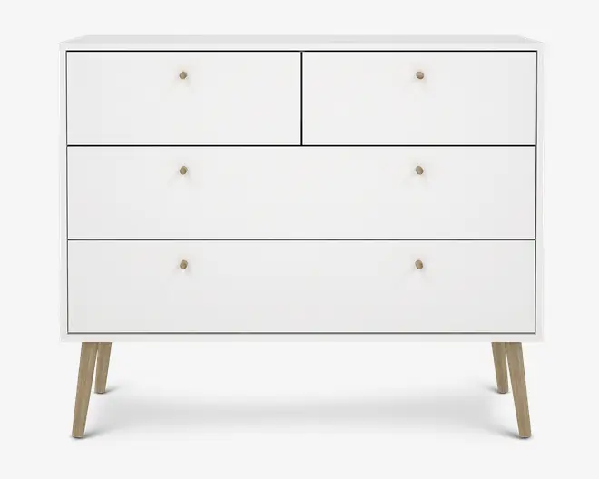 Et moderne, hvidt opbevaringsmøbel med seks skuffer fordelt på tre rækker. Øverste række har to mindre skuffer side om side, mens midterste og nederste række hver har to større skuffer. Hver skuffe har en lille, rund, metalgreb. Møblet står på fire skråtstillede ben i lyst træ, hvilket giver et minimalistisk og moderne udtryk.