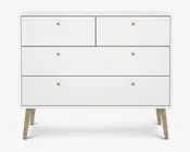 Et moderne, hvidt opbevaringsmøbel med seks skuffer fordelt på tre rækker. Øverste række har to mindre skuffer side om side, mens midterste og nederste række hver har to større skuffer. Hver skuffe har en lille, rund, metalgreb. Møblet står på fire skråtstillede ben i lyst træ, hvilket giver et minimalistisk og moderne udtryk.